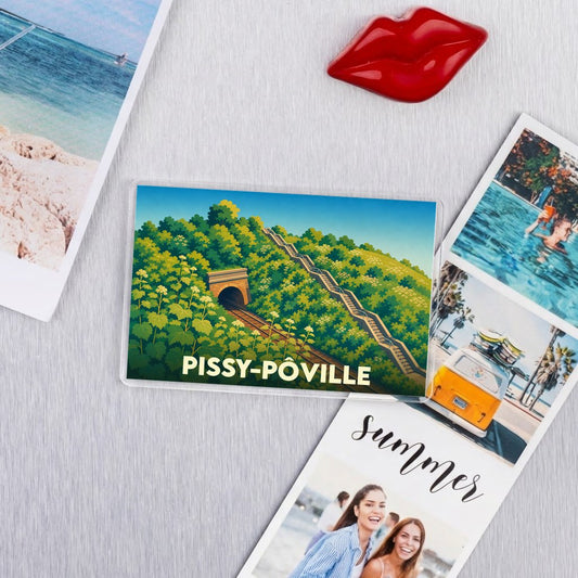 Magnet souvenir de la ville de Pissy-Pôville avec une illustration stylisée d'un paysage verdoyant.