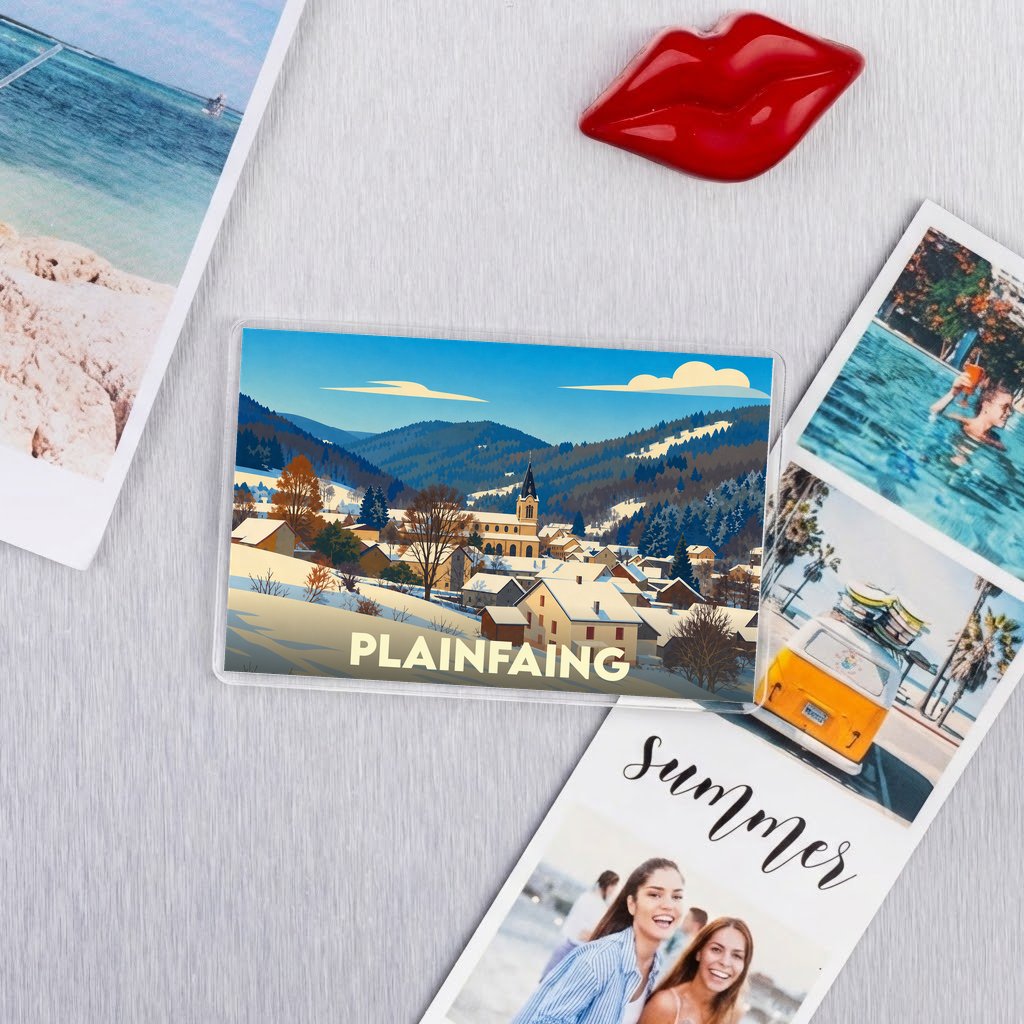 Magnet souvenir de la ville de Plainfaing avec une illustration hivernale stylisée.