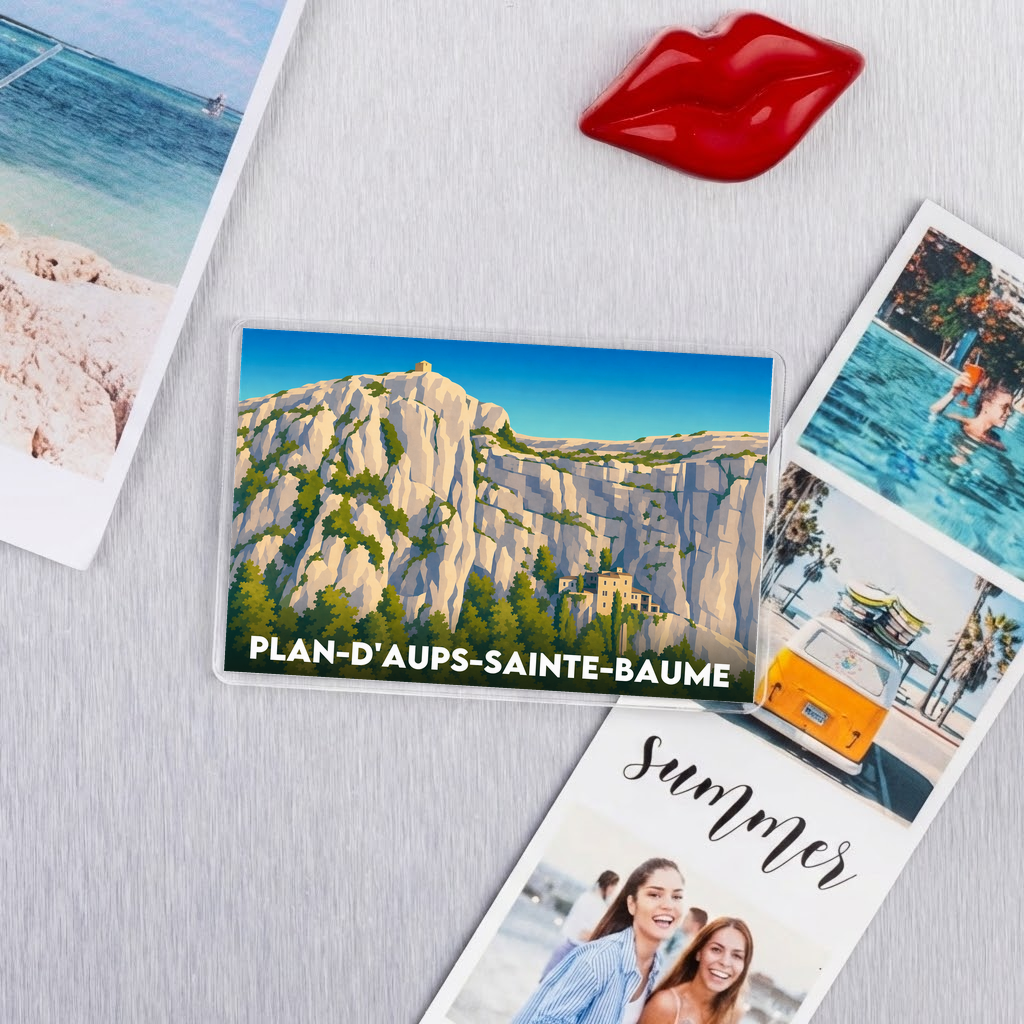 Magnet souvenir de la ville de Plan-d'Aups-Sainte-Baume avec une illustration stylisée de son massif rocheux.