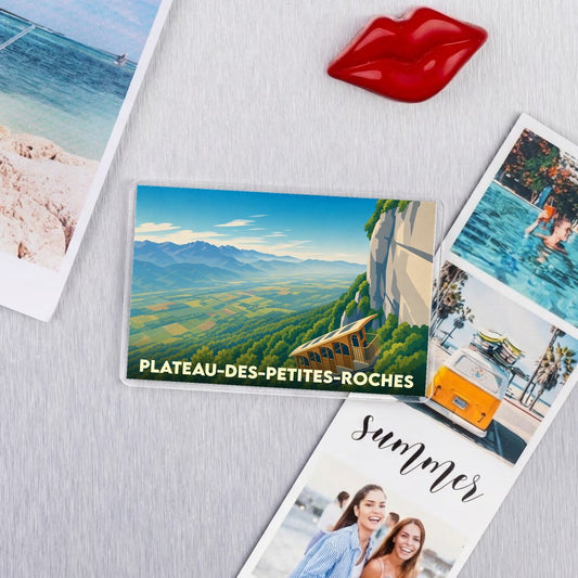 Magnet souvenir de la ville de Plateau-des-Petites-Roches avec une illustration stylisée de son paysage montagnard.