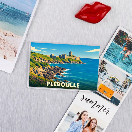 Magnet souvenir de la ville de Pléboulle avec une illustration stylisée de son littoral et de son fort.