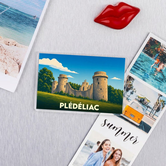 Magnet souvenir de la ville de Plédéliac avec une illustration stylisée de son château.