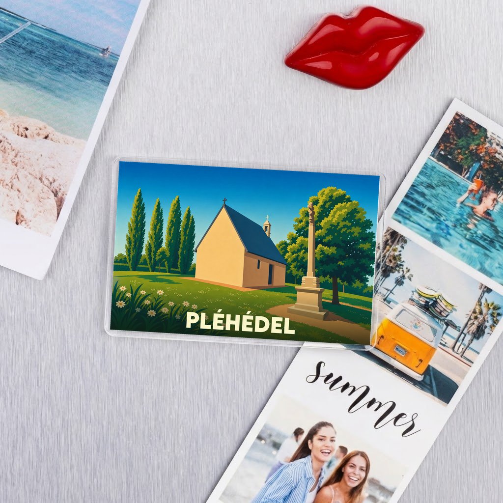 Magnet souvenir de la ville de Pléhédel avec une illustration stylisée d'une chapelle.