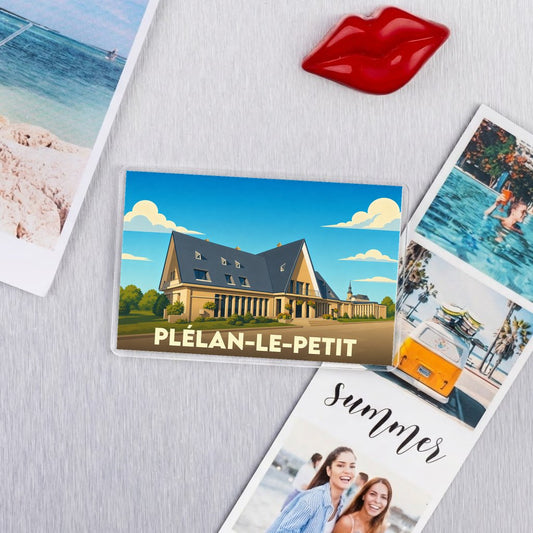 Magnet souvenir de la ville de Plélan-le-Petit avec une illustration stylisée de sa mairie.