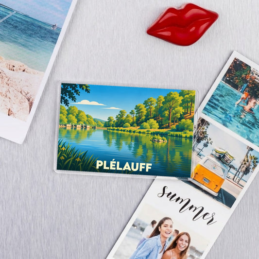 Magnet souvenir de la ville de Plélauff avec une illustration stylisée d'un paysage fluvial.