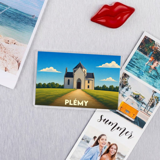 Magnet souvenir de la ville de Plémy avec une illustration stylisée de son église.