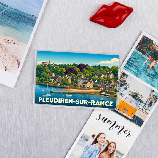 Magnet souvenir de la ville de Pleudihen-sur-Rance avec une illustration stylisée en bord de mer.