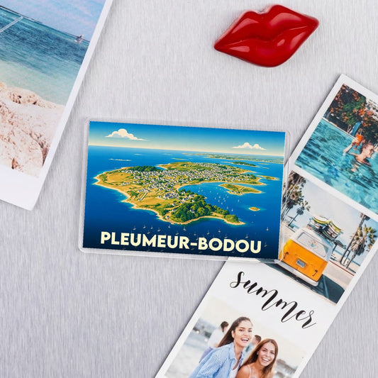 Magnet souvenir de la ville de Pleumeur-Bodou avec une vue aérienne illustrée du littoral breton.