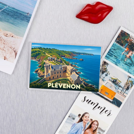 Magnet souvenir de la ville de Plévenon illustrant le Fort La Latte sur une côte rocheuse.
