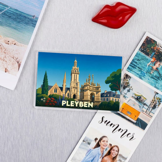 Magnet souvenir de la ville de Pleyben avec une illustration stylisée de son enclos paroissial.
