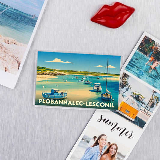Magnet souvenir de la ville de Plobannalec-Lesconil avec une illustration stylisée d'un port de plaisance.