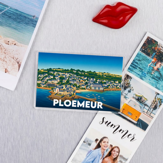 Magnet souvenir de la ville de Ploemeur avec une illustration stylisée de son front de mer.