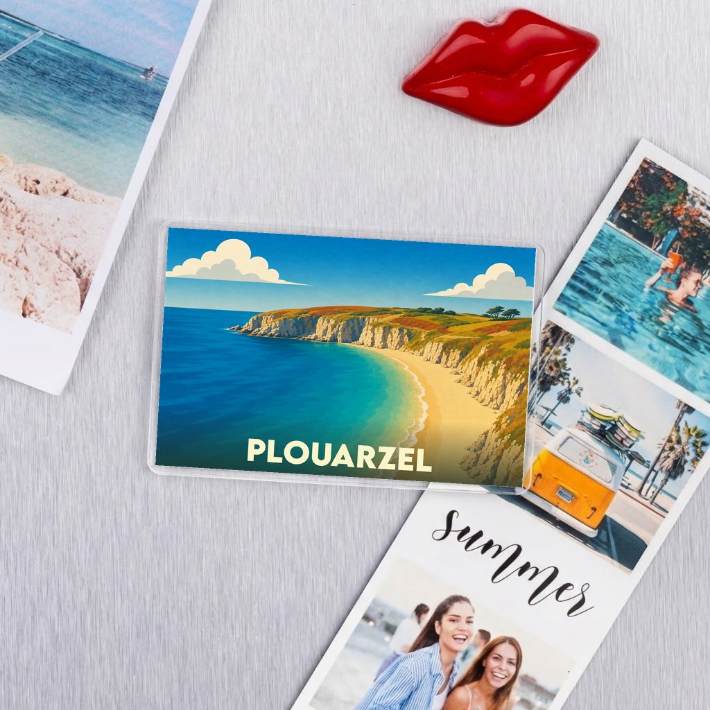 Magnet souvenir de la ville de Plouarzel avec une illustration stylisée d'une plage bordée de falaises.