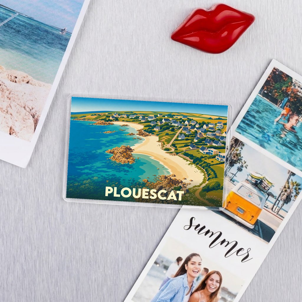 Magnet souvenir de la ville de Plouescat avec une illustration de sa côte et de ses maisons.