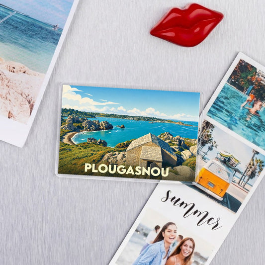 Magnet souvenir de la ville de Plougasnou avec une illustration stylisée de son bord de mer.
