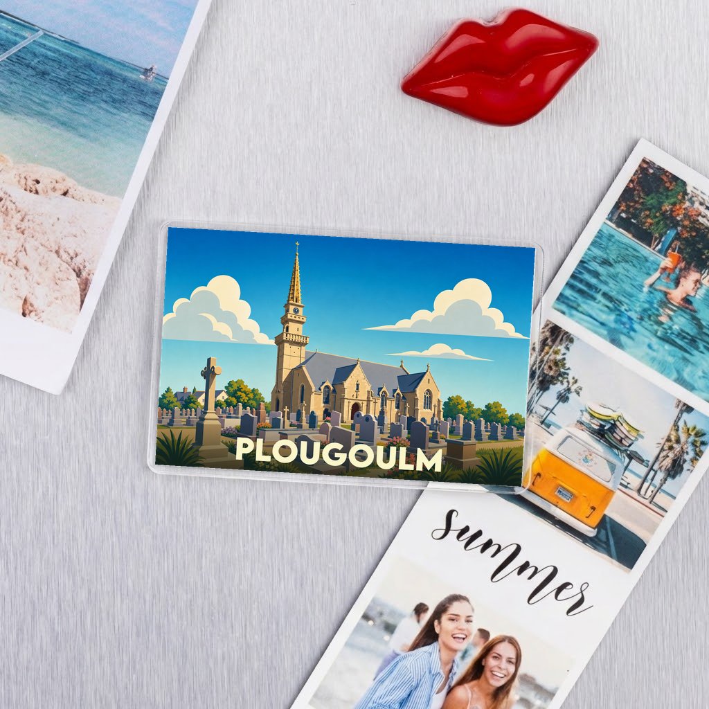 Magnet souvenir de la ville de Plougoulm avec une illustration stylisée de son église et de son cimetière.