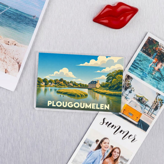 Magnet souvenir de la ville de Plougoumelen avec une illustration stylisée d'un paysage côtier.