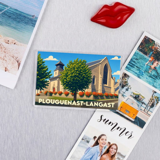 Magnet souvenir de la ville de Plouguenast-Langast avec une illustration stylisée de son église.