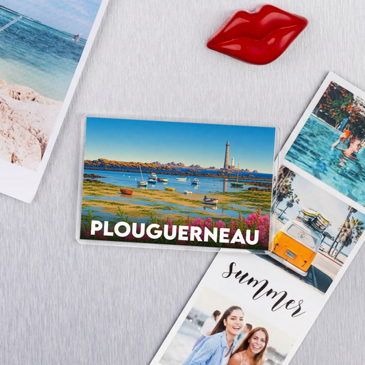 Magnet souvenir de la ville de Plouguerneau illustrant un paysage côtier avec son phare et ses bateaux.