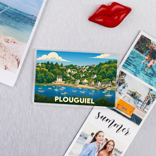 Magnet souvenir de la ville de Plouguiel avec une illustration stylisée.