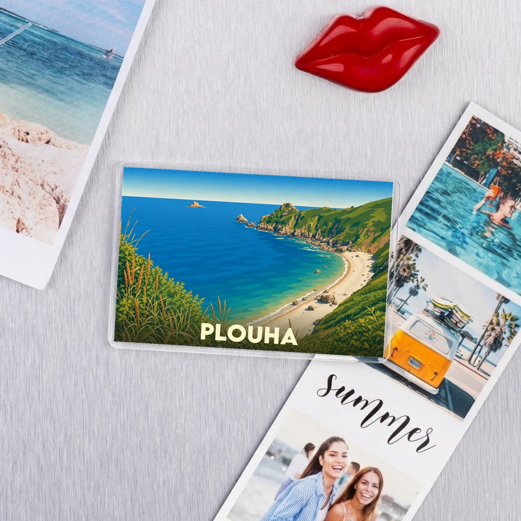 Magnet souvenir de la ville de Plouha avec une illustration stylisée de sa côte sauvage et de ses plages.