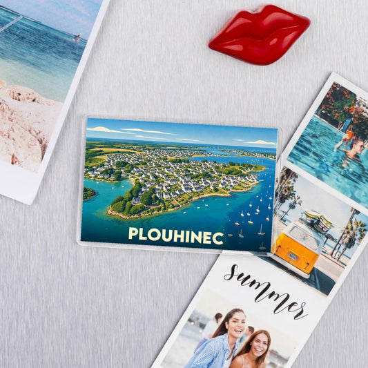 Magnet souvenir de la ville de Plouhinec avec une illustration stylisée d'un paysage côtier.