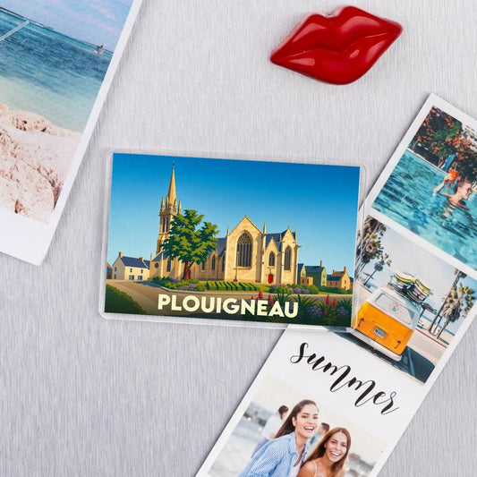 Magnet souvenir de la ville de Plouigneau avec une illustration stylisée de son église.