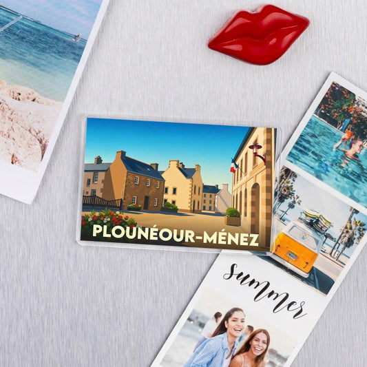 Magnet souvenir de la ville de Plounéour-Ménez avec une illustration stylisée.