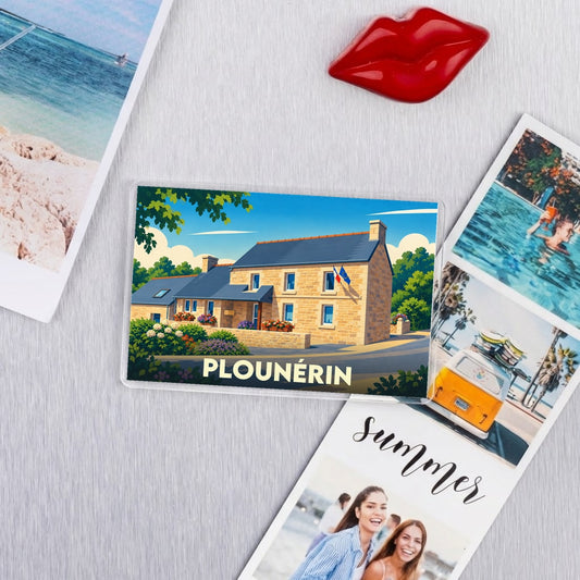 Magnet souvenir de la ville de Plounérin avec une illustration stylisée d'une maison traditionnelle bretonne.
