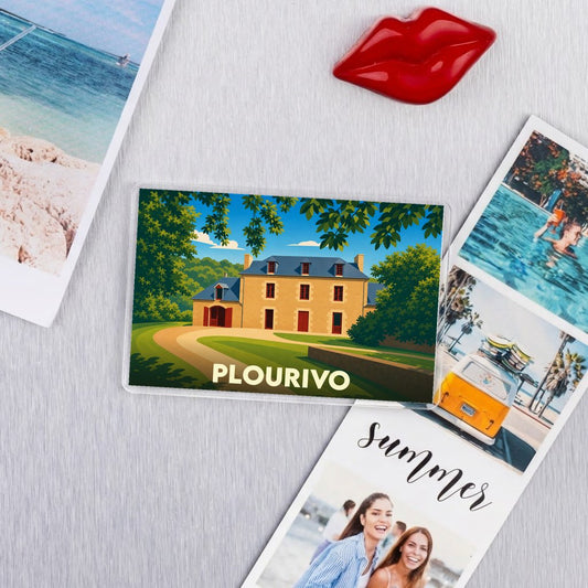 Magnet souvenir de la ville de Plourivo avec une illustration stylisée d'un manoir breton.
