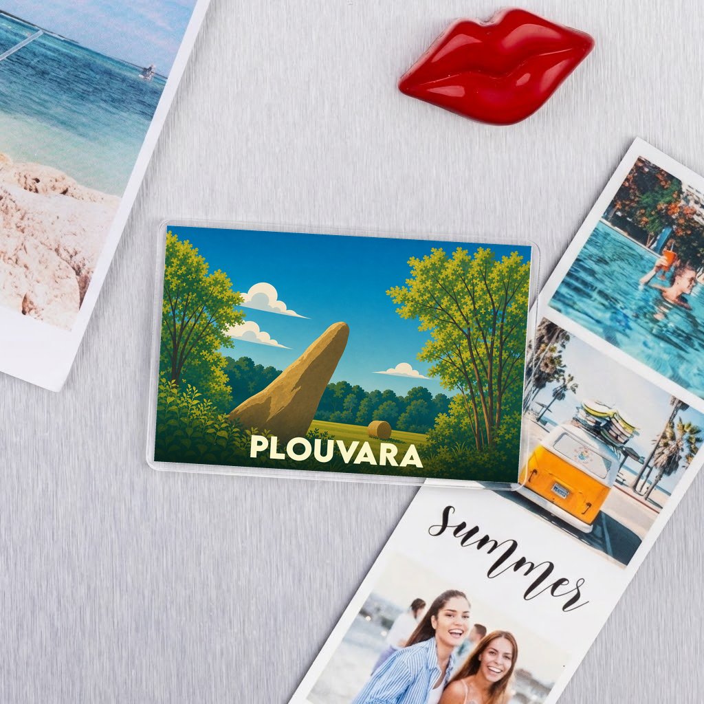 Magnet souvenir de la ville de Plouvara avec une illustration stylisée d'un menhir.