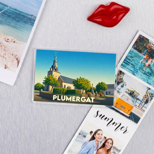 Magnet souvenir de la ville de Plumergat avec une illustration stylisée de son église.