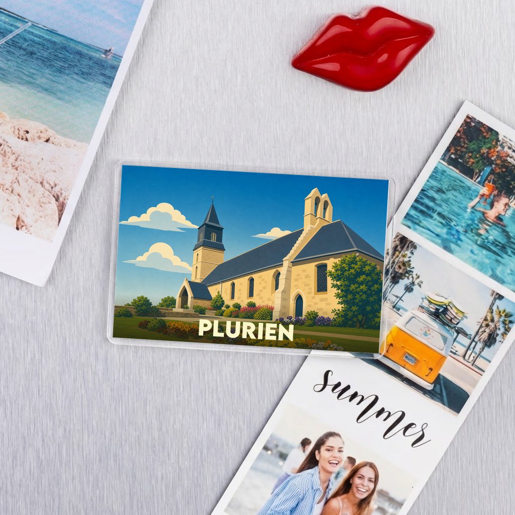 Magnet souvenir de la ville de Plurien avec une illustration stylisée de son église.