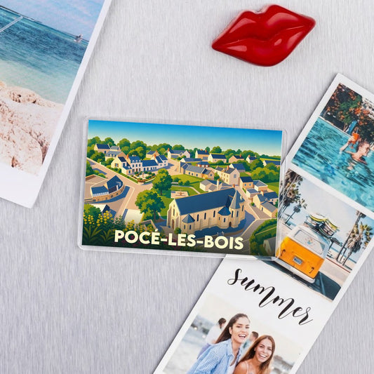 Magnet souvenir de la ville de Pocé-les-Bois avec une illustration stylisée d'un village.
