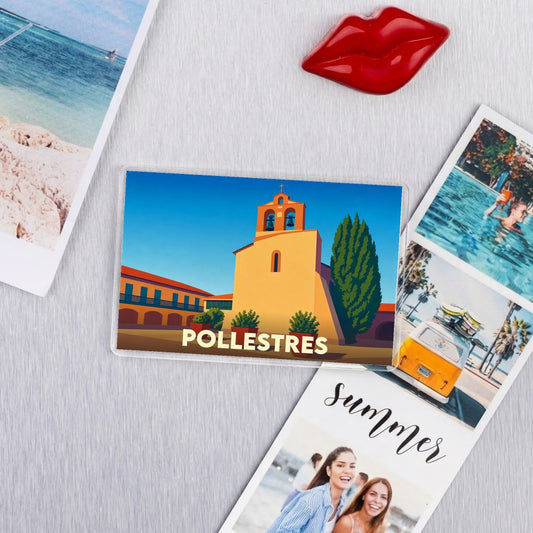 Magnet souvenir de la ville de Pollestres avec une illustration stylisée de son église.