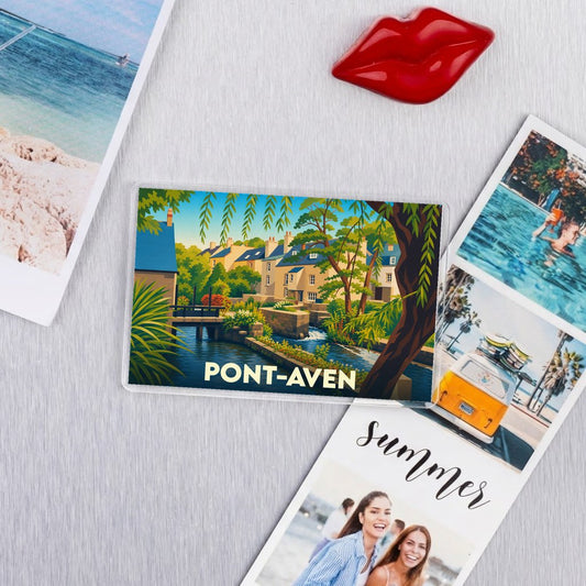 Magnet souvenir de la ville de Pont-Aven avec une illustration stylisée d'un paysage fluvial.