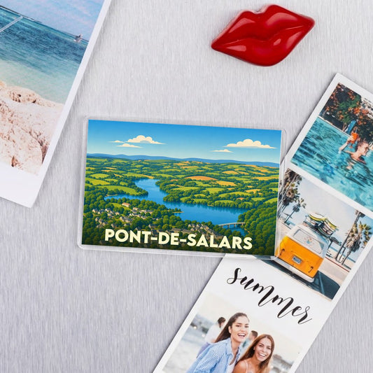 Magnet souvenir de la ville de Pont-de-Salars avec une illustration stylisée d'un paysage de lac et de collines.