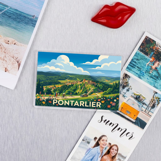 Magnet souvenir de la ville de Pontarlier avec une illustration stylisée de son paysage.