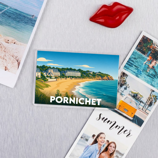 Magnet souvenir de la ville de Pornichet avec une illustration stylisée de sa plage et de son front de mer.