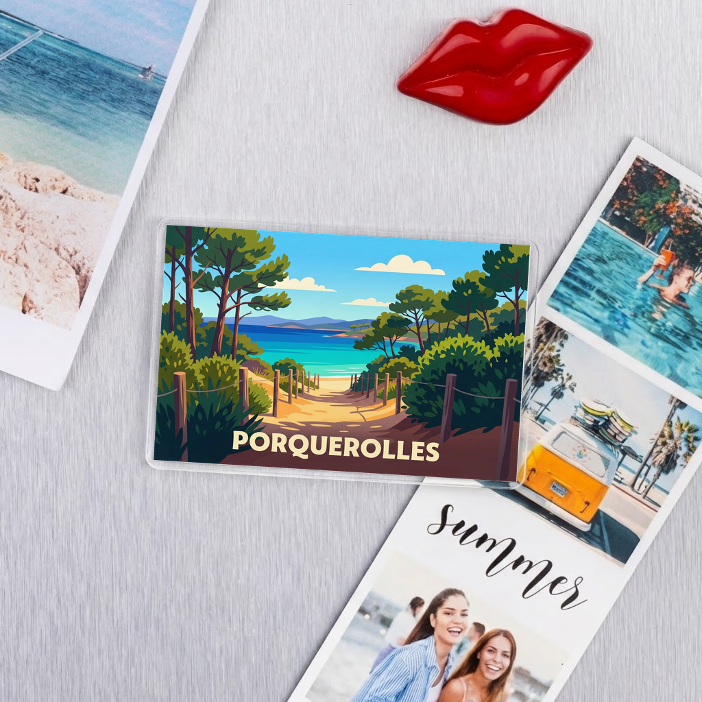 Magnet souvenir de la ville de Porquerolles avec une illustration stylisée d'un sentier vers la mer.