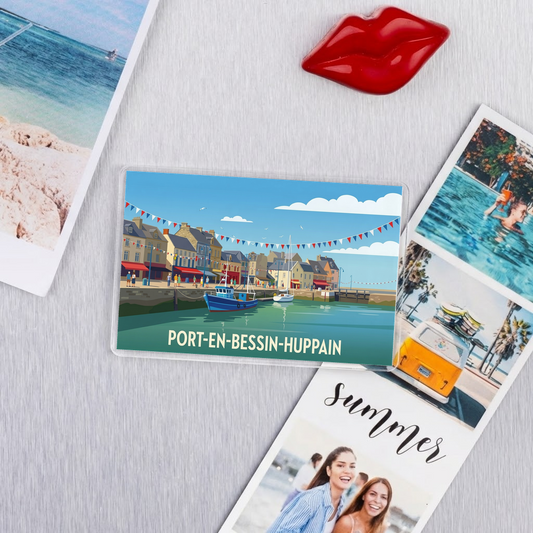 Magnet souvenir de la ville de Port-en-Bessin-Huppain avec une illustration stylisée de son port.