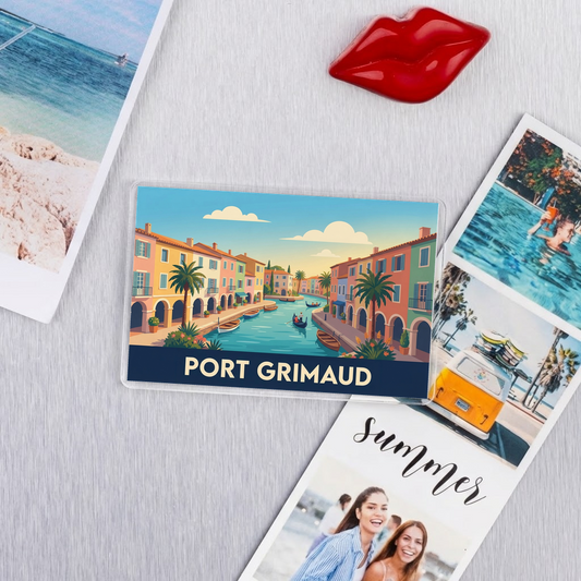 Magnet souvenir de la ville de Port Grimaud avec une illustration stylisée de ses canaux et de ses maisons colorées.
