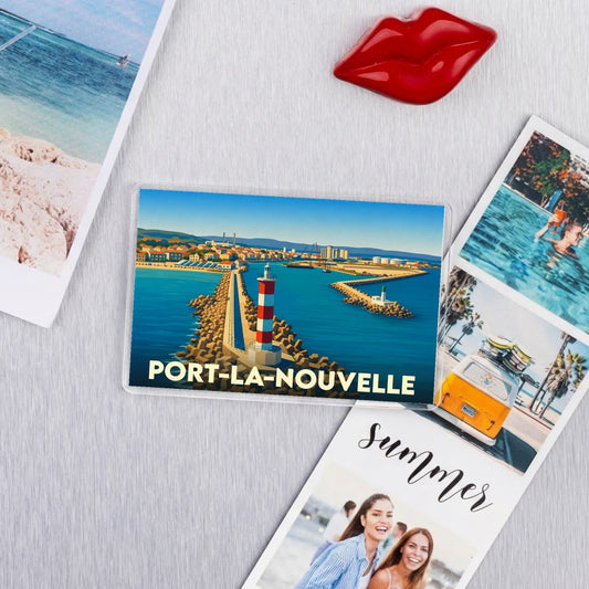 Magnet souvenir de la ville de Port-la-Nouvelle avec une illustration stylisée de son phare et de son port.