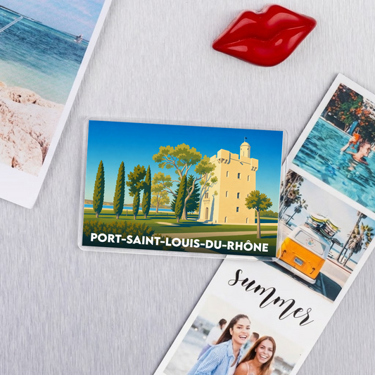 Magnet souvenir de la ville de Port-Saint-Louis-du-Rhône avec une illustration stylisée de la Tour Saint-Louis.