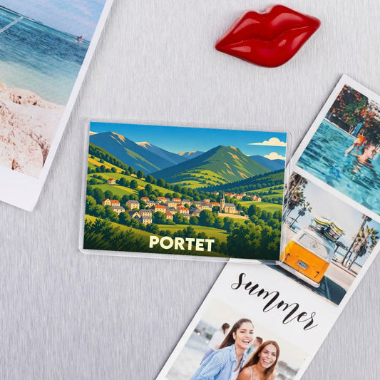 Magnet souvenir de la ville de Portet avec une illustration stylisée de montagnes et de maisons.