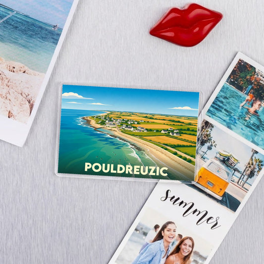 Magnet souvenir de la ville de Pouldreuzic avec une illustration stylisée du littoral breton.