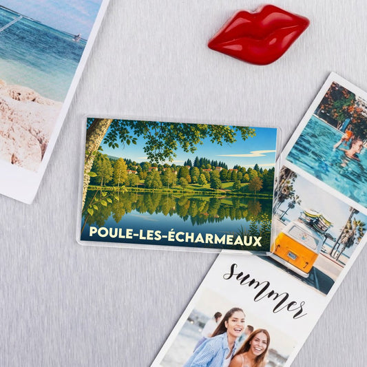 Magnet souvenir de la ville de Poule-les-Écharmeaux avec une illustration paysagère stylisée.