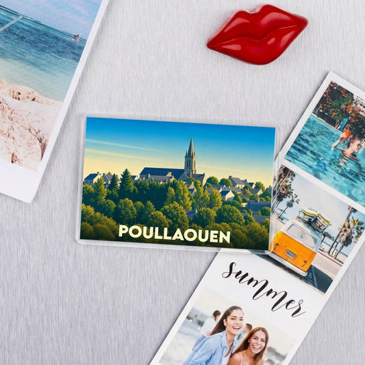 Magnet souvenir de la ville de Poullaouen avec une illustration stylisée d'un paysage urbain boisé.