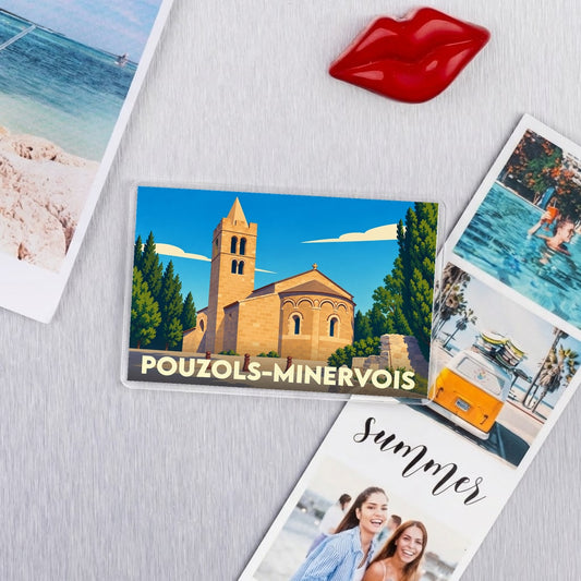 Magnet souvenir de la ville de Pouzols-Minervois avec une illustration stylisée de son église.
