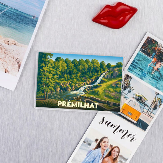 Magnet souvenir de la ville de Prémilhat avec une illustration stylisée d'un paysage naturel.